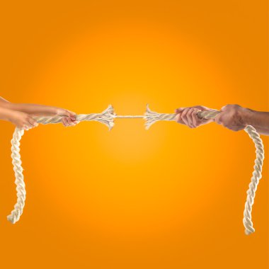 İpi turuncu zemin üzerine çekerek insanların elinde. Rekabet kavramı