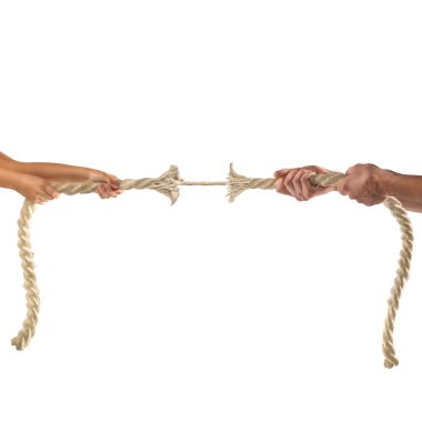 Beyaz arka plan üzerinde ip çekerek insanların elinde. Rekabet kavramı