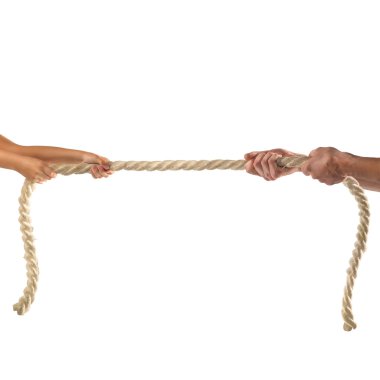 Beyaz arka plan üzerinde ip çekerek insanların elinde. Rekabet kavramı