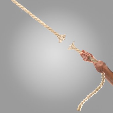 Gri bir arka plan üzerinde ip çekerek insanların elinde. Rekabet kavramı