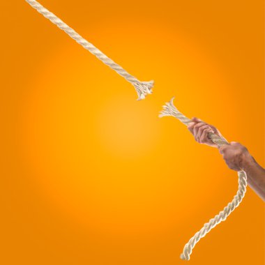 İpi turuncu zemin üzerine çekerek insanların elinde. Rekabet kavramı