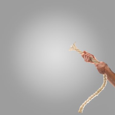 Gri bir arka plan üzerinde ip çekerek insanların elinde. Rekabet kavramı