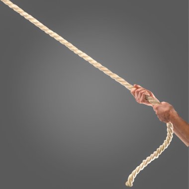 Siyah arka plan üzerine ip çekerek insanların elinde. Rekabet kavramı