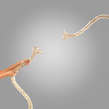 Gri bir arka plan üzerinde ip çekerek insanların elinde. Rekabet kavramı