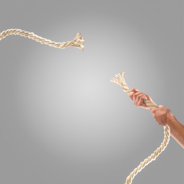 Gri bir arka plan üzerinde ip çekerek insanların elinde. Rekabet kavramı