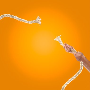 İpi turuncu zemin üzerine çekerek insanların elinde. Rekabet kavramı