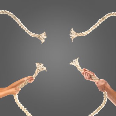 Siyah arka plan üzerine ip çekerek insanların elinde. Rekabet kavramı