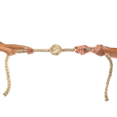 Beyaz arka plan üzerinde ip çekerek insanların elinde. Rekabet kavramı