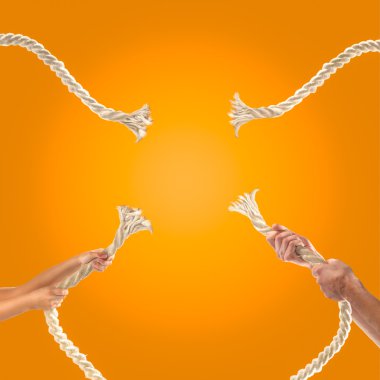 İpi turuncu zemin üzerine çekerek insanların elinde. Rekabet kavramı