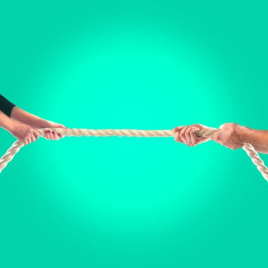 Yeşil bir arka plan üzerinde ip çekerek insanların elinde. Rekabet kavramı