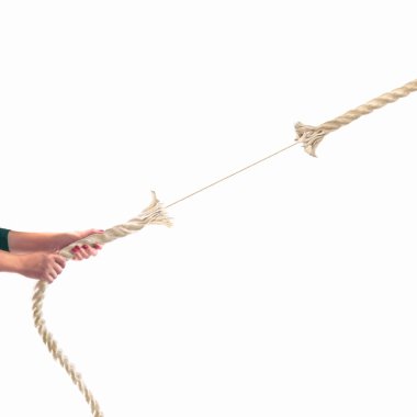 Beyaz arka plan üzerinde ip çekerek insanların elinde. Rekabet kavramı