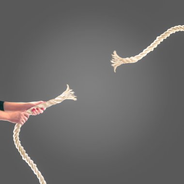 Siyah arka plan üzerine ip çekerek insanların elinde. Rekabet kavramı