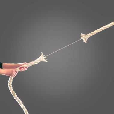 Siyah arka plan üzerine ip çekerek insanların elinde. Rekabet kavramı