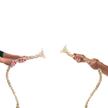 Beyaz arka plan üzerinde ip çekerek insanların elinde. Rekabet kavramı