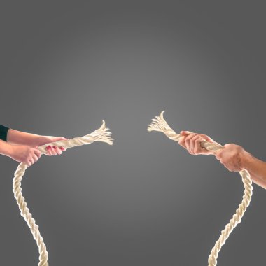 Siyah arka plan üzerine ip çekerek insanların elinde. Rekabet kavramı