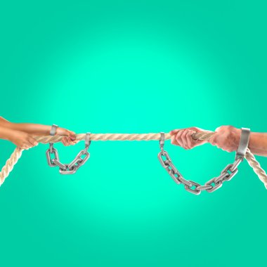 Ellerini kız ve yetişkin erkekler yeşil bir arka plan üzerinde zincire ipi çekerek. Rekabet kavramı