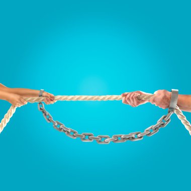 Kızlar eller ve yetişkin erkekler Zincirli ip çekerek arka plan mavi. Rekabet kavramı