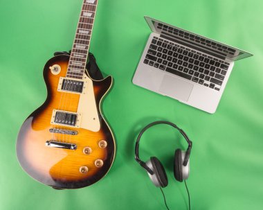Elektro gitar laptope ve yeşil renkli kulaklık