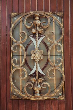 Ahşap kapı öğelerinde süslü dekoratif Ferforje