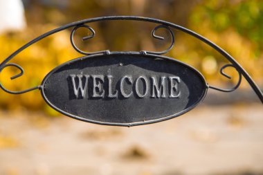 Hoş geldiniz demir tabela ile dekoratif Bahçe doğa arka plan üzerinde