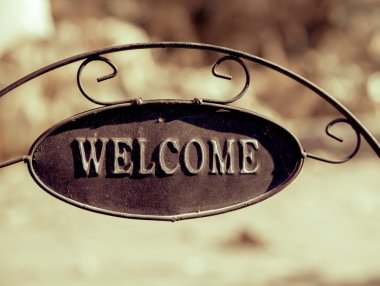 Hoş geldiniz demir tabela ile dekoratif Bahçe doğa arka plan üzerinde