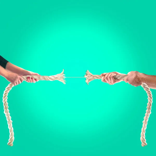 Hände von Menschen, die das Seil auf grünem Hintergrund ziehen. Wettbewerbskonzept — Stockfoto