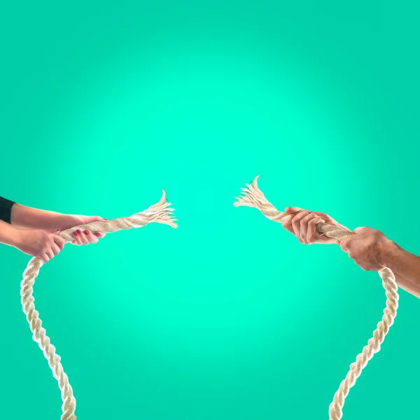 Hands of people pulling the rope on a green background.  Competition concept — Stock Photo, Image