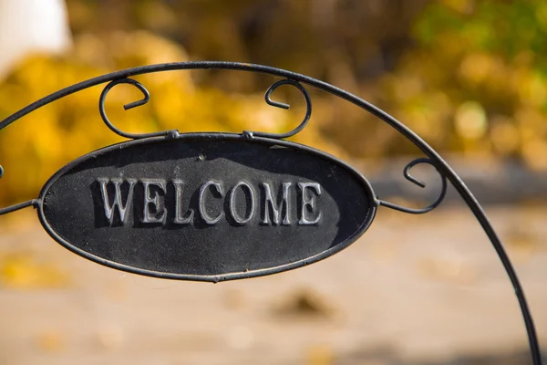 Hoş geldiniz demir tabela ile dekoratif Bahçe doğa arka plan üzerinde