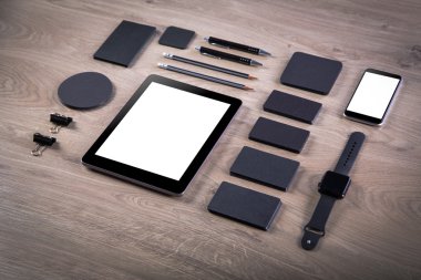 Mockup marka siyah. Ahşap arka plan şablonu