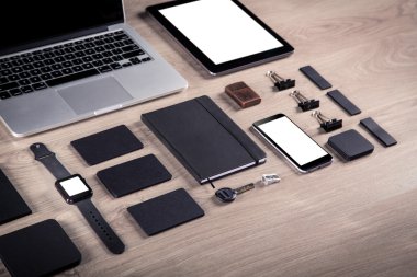 Mockup marka siyah. Ahşap arka plan şablonu