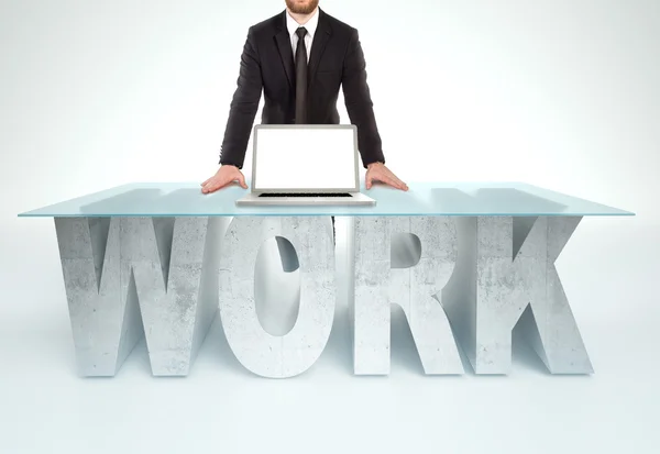 Homem de negócios confiante apoiando-se na mesa de trabalho. Conceito de empresas — Fotografia de Stock