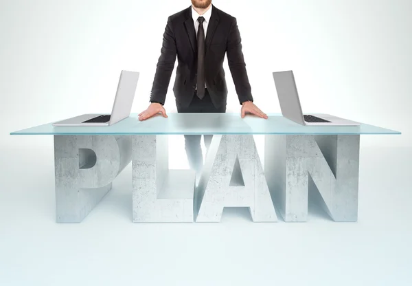 Un hombre de negocios confiado apoyado en la mesa de PLAN. Concepto de empresas — Foto de Stock