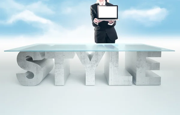 Homme d'affaires confiant appuyé sur une table en verre vide avec une base en béton table STYLE sur le fond du ciel. Concept d'entreprise — Photo