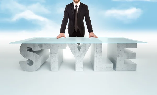 Fiducioso uomo d'affari appoggiato su un tavolo di vetro vuoto con una base in cemento tavolo STYLE sullo sfondo del cielo. Concetto aziendale — Foto Stock