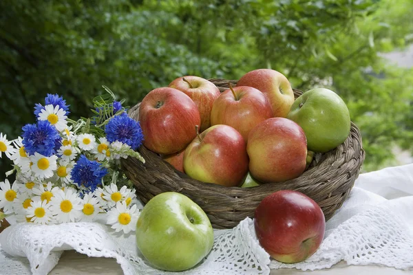 Des pommes. Des marguerites. Fleurs d'ornement. Faire du shopping. Nature morte . — Photo