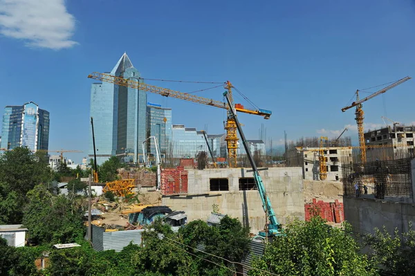 Almaty Cazaquistão 2012 Desenvolvimento Denso Casas Centro Cidade Construção Complexo — Fotografia de Stock
