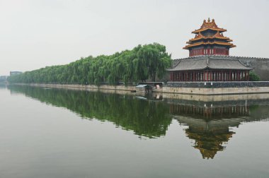 Pekin / Çin - 08.06.2012: Yasak şehirde eski geleneksel tarzdaki çardak. Nehirden yansıyan görüntüyü göster.