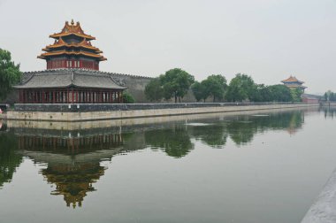 Pekin / Çin - 08.06.2012: Yasak şehirde eski geleneksel tarzdaki çardak. Nehirden yansıyan görüntüyü göster.