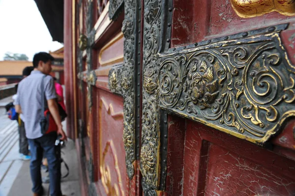 2012 禁城大门上雕刻镀金装饰元素 — 图库照片