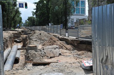 Almaty / Kazakistan - 08.14.2012: Karayolu merkezindeki su ve ısıtma borularının onarımı ve değiştirilmesi.
