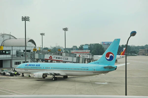 Beijing China 2012 Korean Air Avión Estacionado Frente Del Edificio — Foto de Stock