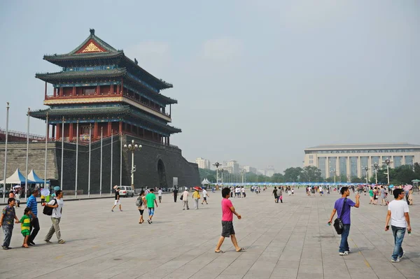 Beijing China 2012 Warga Kota Dan Tamu Berjalan Sekitar Lapangan — Stok Foto
