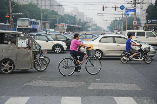 Pequim China 2012 Residentes Cidade Movendo Pelas Ruas Principais Bicicletas — Fotografia de Stock