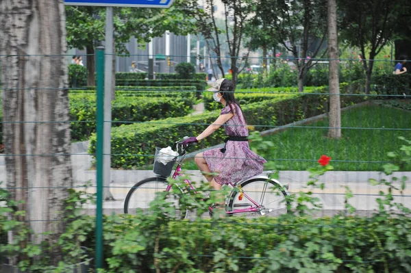 Beijing China 2012 Girl Rides Sidewalk Street Bicycle — Stock Photo, Image