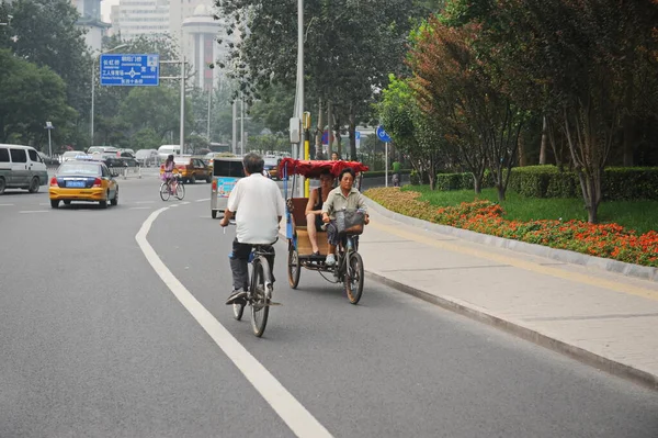Peking Kína 2012 Város Lakói Kerékpáron Segédmotoros Kerékpáron Közlekednek Főutcán — Stock Fotó