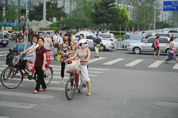 Pequim China 2012 Residentes Cidade Movendo Pelas Ruas Principais Bicicletas — Fotografia de Stock