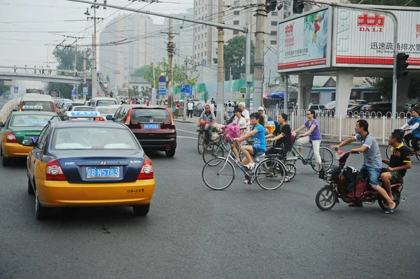 Pequim China 2012 Residentes Cidade Movendo Pelas Ruas Principais Bicicletas — Fotografia de Stock