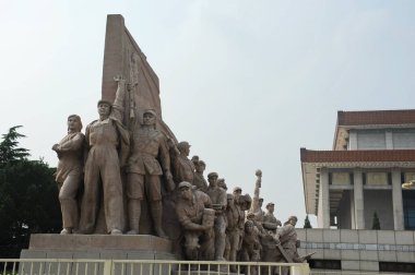 Pekin / Çin - 08.06.2012: Tananmen Meydanı 'nda Çin halkının kahramanlarına granit bloklardan yapılmış büyük bir anıt.
