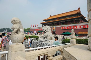 Pekin / Çin - 08.06.2012: Mahalle sakinleri ve turistler, binanın yakınındaki yontulmuş taş çitler boyunca Mao Zedong 'un portresiyle uzun bir sıra oluşturdular