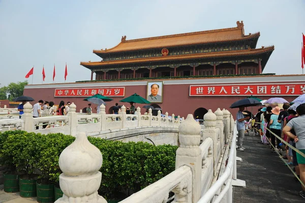 베이징 2012 마오쩌둥의 초상화와 근처에 새겨진 울타리를 주민들과 관광객들 — 스톡 사진